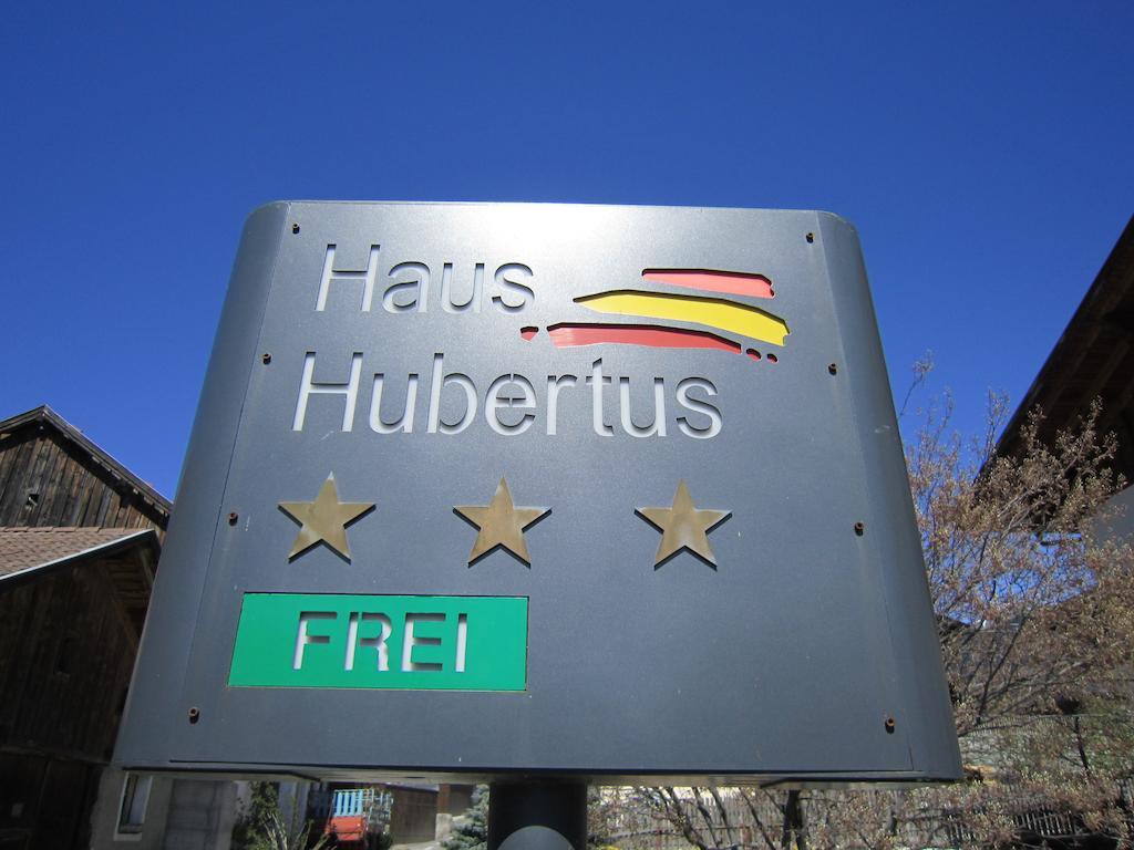 Aparthotel Garni Haus Hubertus Malles Venosta Eksteriør bilde